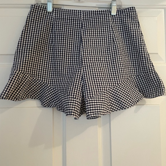 ⭐️SOLD- Zara Women’s Ruffled Gingham Navy and White Shorts - size Medium - Picture 2 of 12